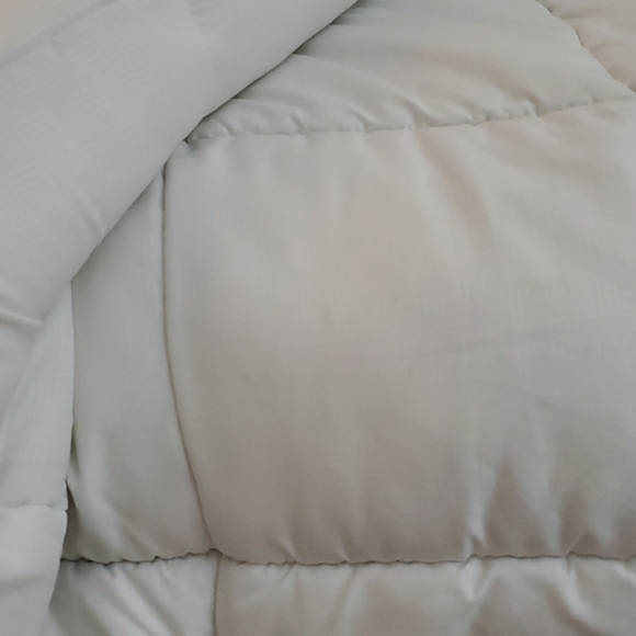 Comforter - Picture 2 of 3